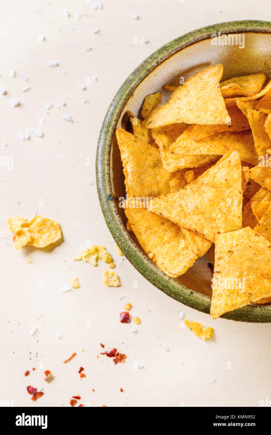 Schüssel Nachos Maischips über weißen hölzernen Hintergrund. Ansicht von oben Stockfoto