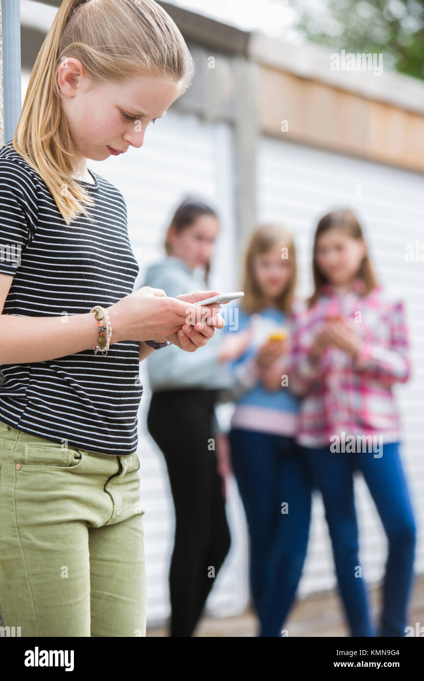Pre Teen Mädchen gemobbt per SMS Stockfoto