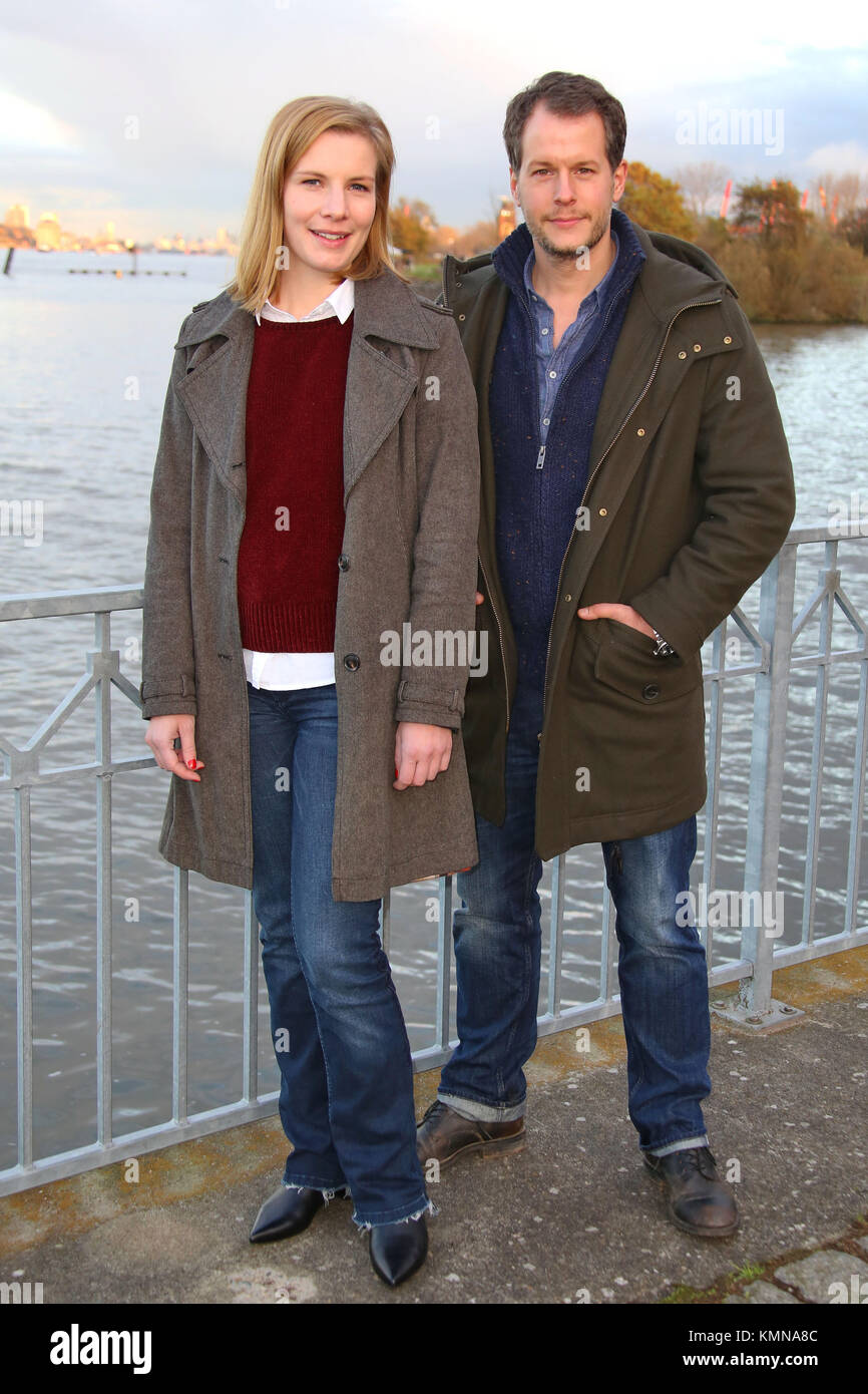 akteure-auf-das-fotoshooting-f-r-die-tv-serie-soko-hamburg-in-hamburg