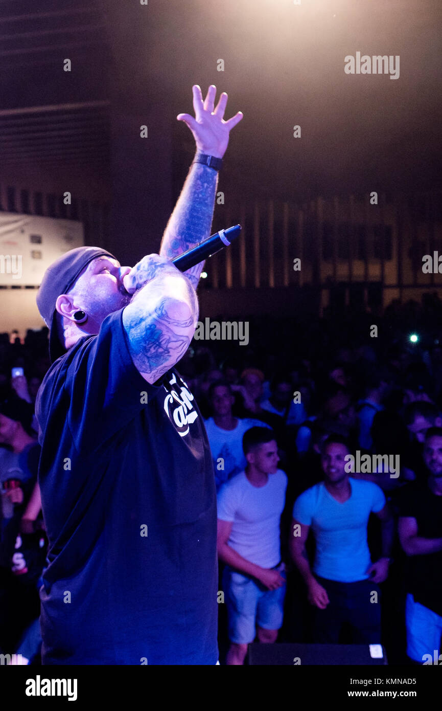 Die amerikanische Hip-Hop-Gruppe Delinquent Habits spielt ein Live-Konzert bei Musik in der Altstadt in Aarau. Hier ist Rapper und Texter Ives Irie live auf der Bühne zu sehen. Schweiz, 26/08 2016. Stockfoto