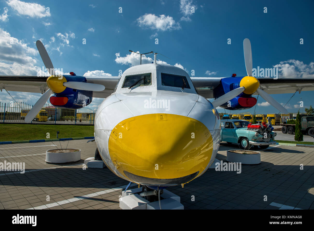 Flugzeug propeller Vorne Nahaufnahme Gelb und Blau Stockfoto