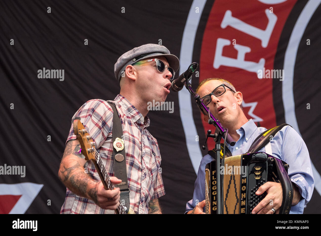Schweiz, Thun – 30. August 2017. Die irisch-amerikanische Band Flogging Molly spielt ein Live-Konzert in der Stockhorn Arena in Thun. Hier ist Bassist Nathen Maxwell (L) mit Matt Hensley (R) am Akkordeon live auf der Bühne zu sehen. Stockfoto