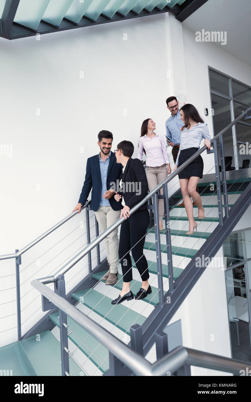 Geschäftsleute in Gespräch im Büro gebäude Stockfoto