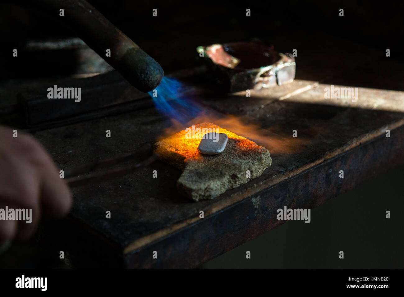 Metallbearbeitung bei der traditionellen Silberschmied Schule in Stemnitsa Dorf, in Peloponnes, Griechenland. Stockfoto
