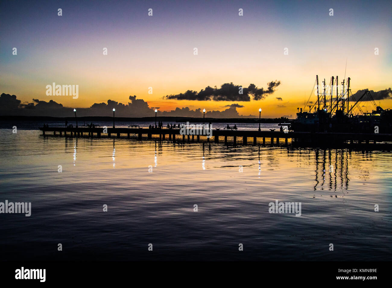Die Kubaner und Touristen auf der Pier bei Sonnenuntergang, Cienfuegos, Kuba Stockfoto