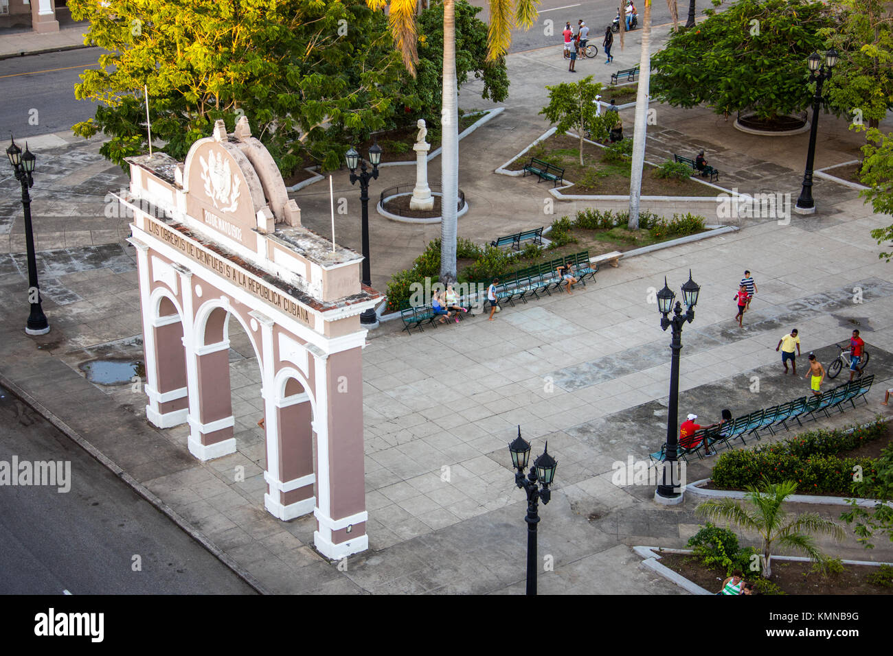 Triumphal Bogen Arco de Triunfo und Parque Jose Marti in Cienfuegos, Kuba, Karibik Stockfoto