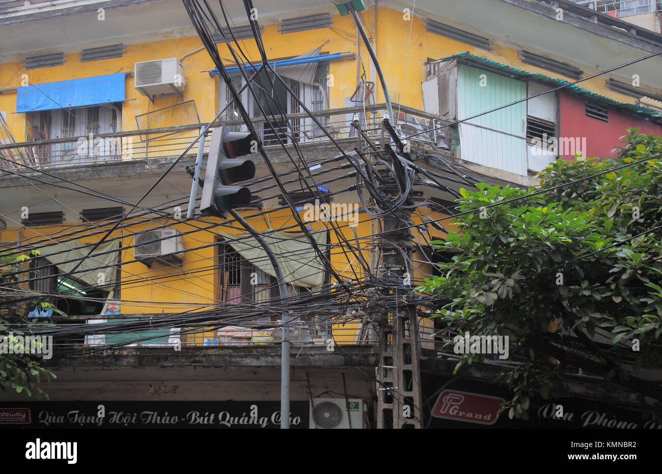 Elektrische Leitungen Altstadt in Hanoi, Vietnam Stockfoto