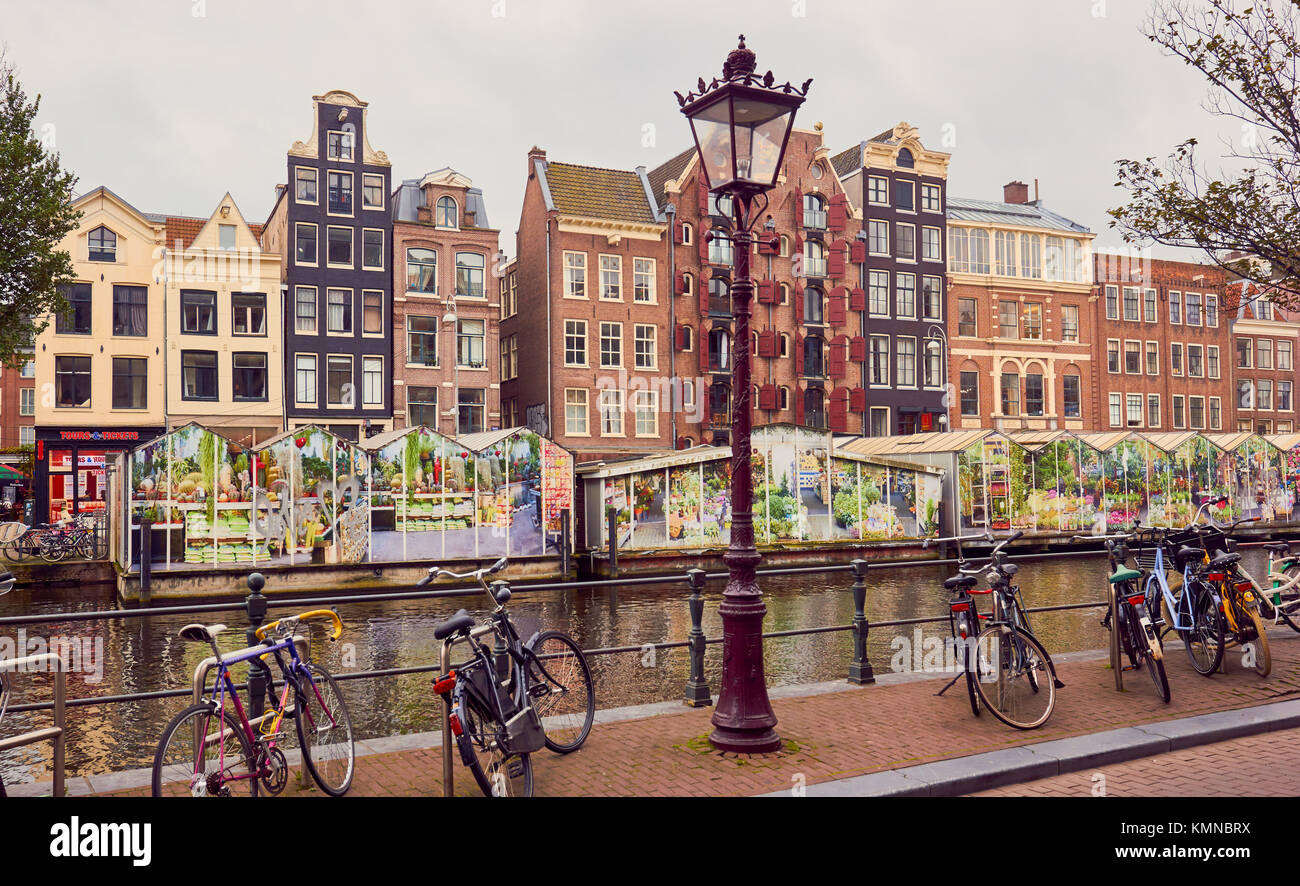 Bloemenmarkt (Amsterdamer Blumenmarkt) im Jahr 1862 weltweit der einzige schwimmende Blumenmarkt, Singel, Amsterdam, Holland Stockfoto