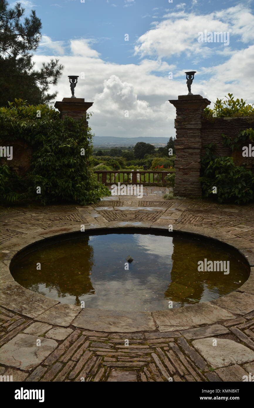 Blick vom Country Garden über offenes Land mit Innenhof Teich im Vordergrund Stockfoto