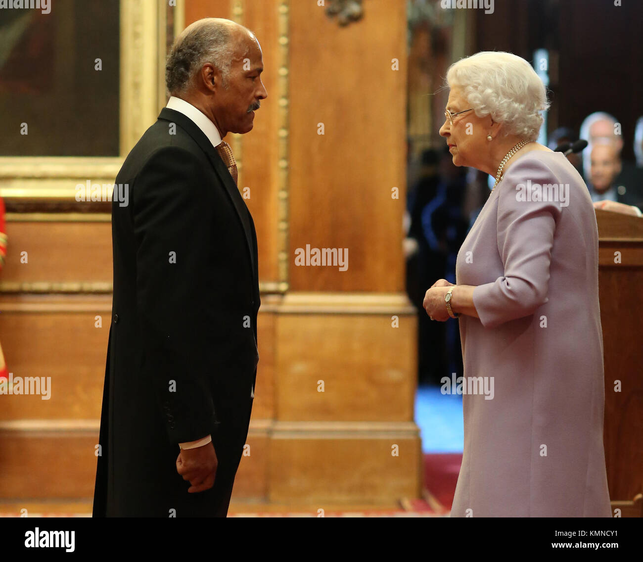 Herr John Conteh von Northwood ist ein MBE (Mitglied des Ordens des Britischen Empire) durch Königin Elisabeth II. auf Schloss Windsor. Stockfoto
