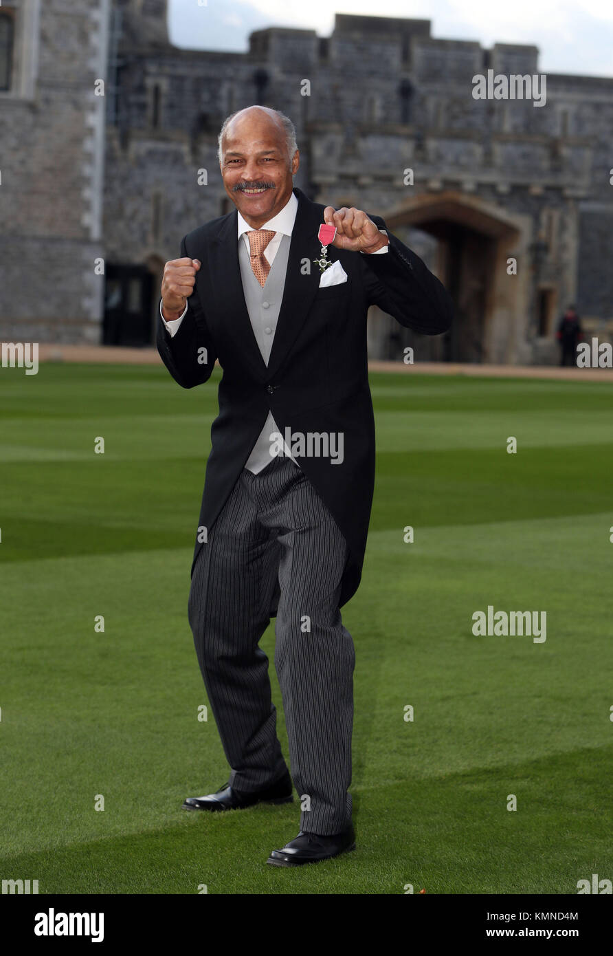 Ehemaliger Boxer John Conteh, nachdem ein MBE (Mitglied des Ordens des Britischen Empire) von Königin Elizabeth II. Bei einer Ordensverleihung im Schloss Windsor. Stockfoto