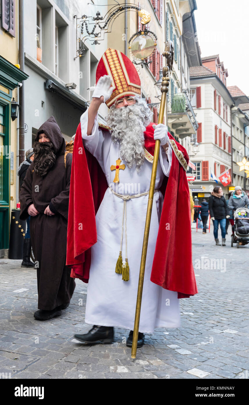 Luzern, Schweiz - 2 Dez 2017: St. Nikolaus, durch seinen Knecht "Knecht  Ruprecht" winken zu den Zuschauern wird während der Christmas Parade  gefolgt Stockfotografie - Alamy