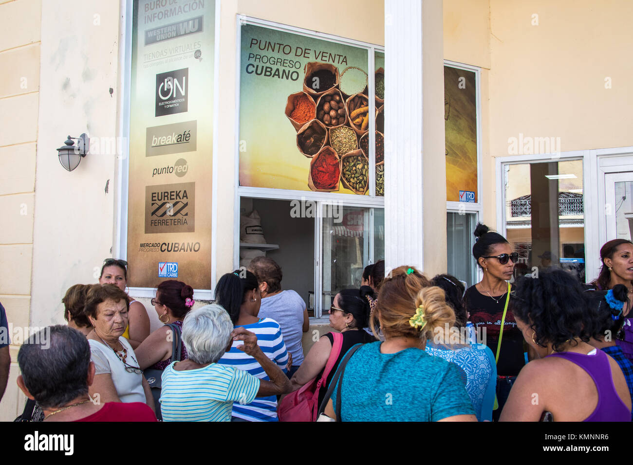 Die Menschen in der Schlange für eine begrenzte Versorgung mit Reis in Cienfuegos, Kuba Stockfoto