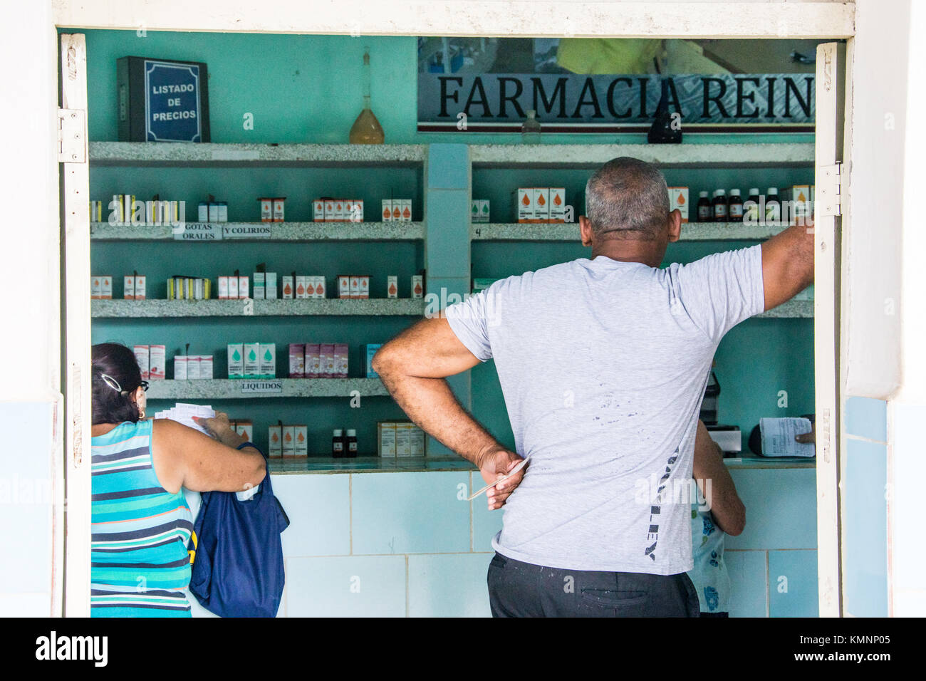 Menschen, die darauf warteten, an einer Apotheke in Cienfuegos, Kuba Stockfoto