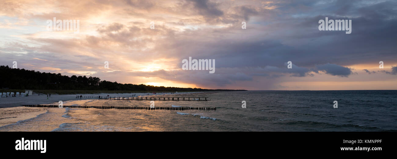 Sonnenuntergang über der Ostsee, Zingst, Fischland-Darß-Zingst, Mecklenburg-Vorpommern, Deutschland, Europa Stockfoto