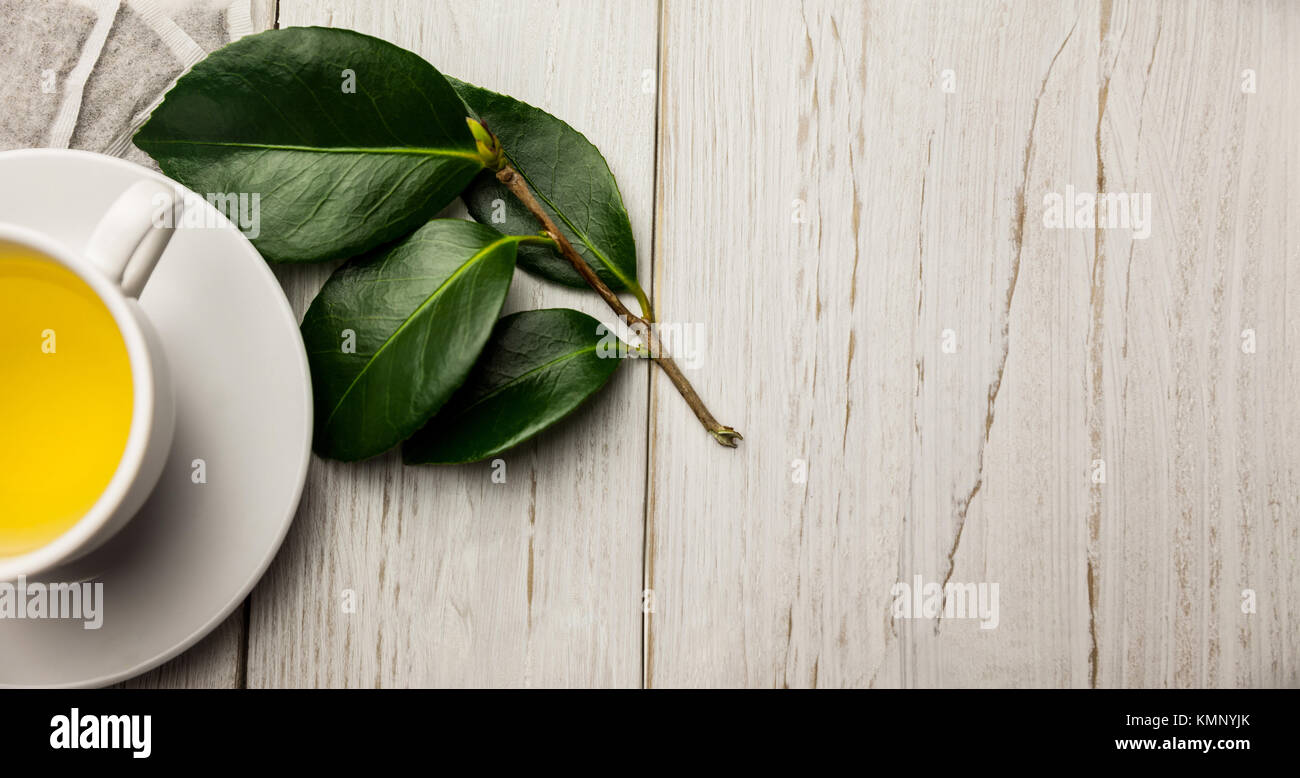 Tasse Kräutertee am Tisch Schuß im Studio Stockfoto