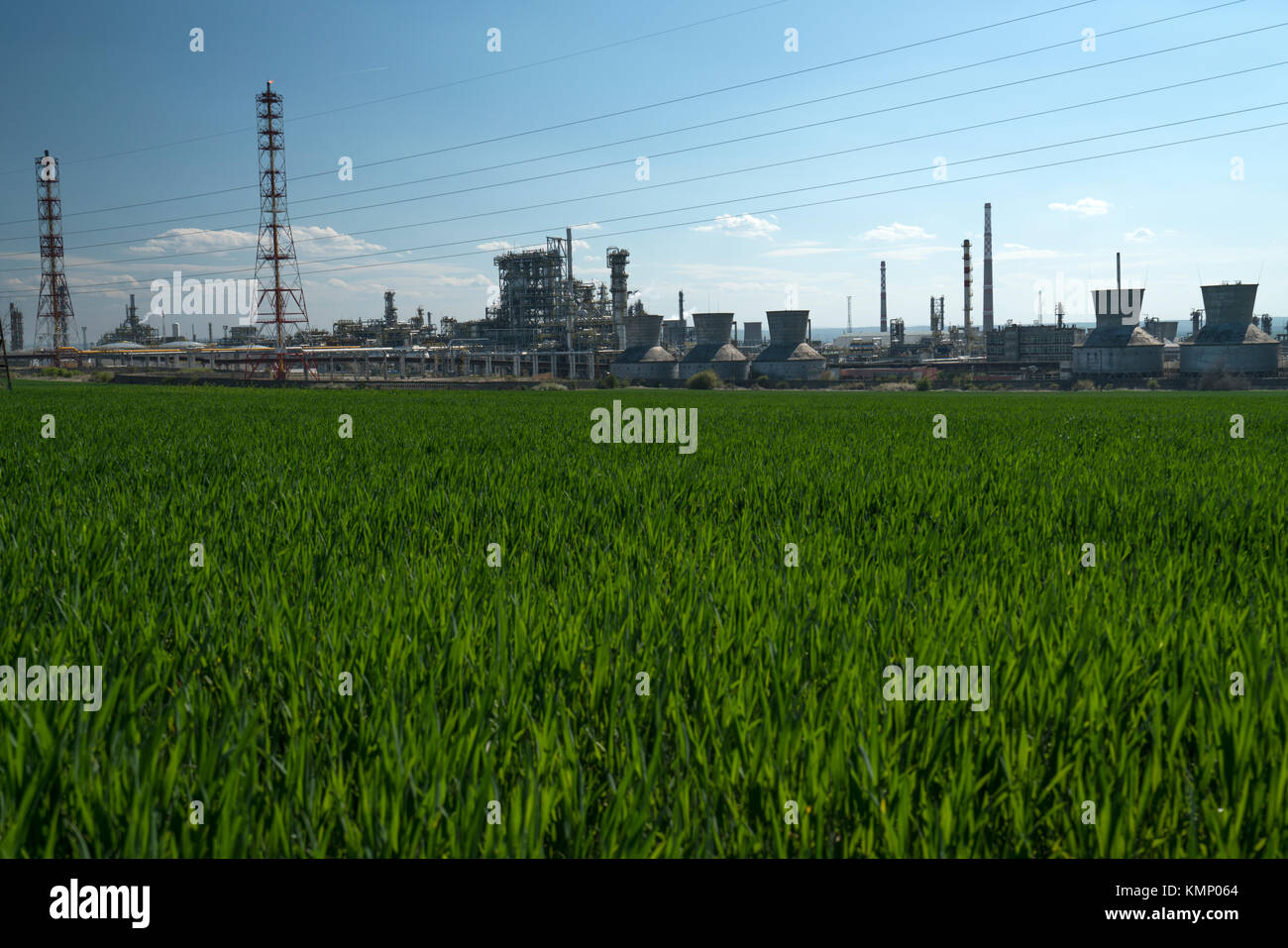 Öl factory Mit grünem Gras im Vordergrund, Tag Zeit Stockfoto