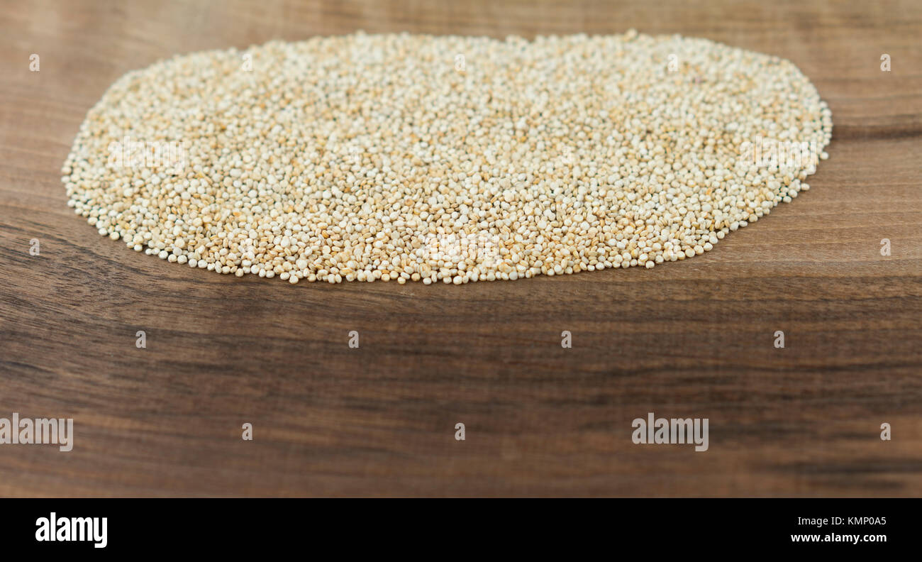 Quinoa auf Holzbrett Stockfoto