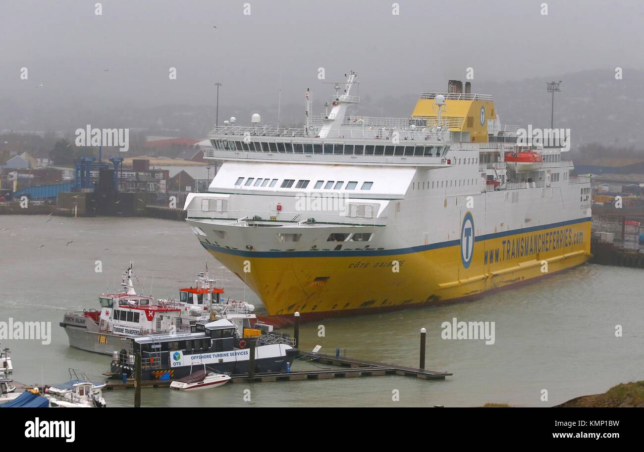 Die Newhaven Fähre dreht sich um innen an Dieppe Newhaven Hafen rüstet sich für Frankreich an einem stürmischen Wintertag zu verlassen. Stockfoto