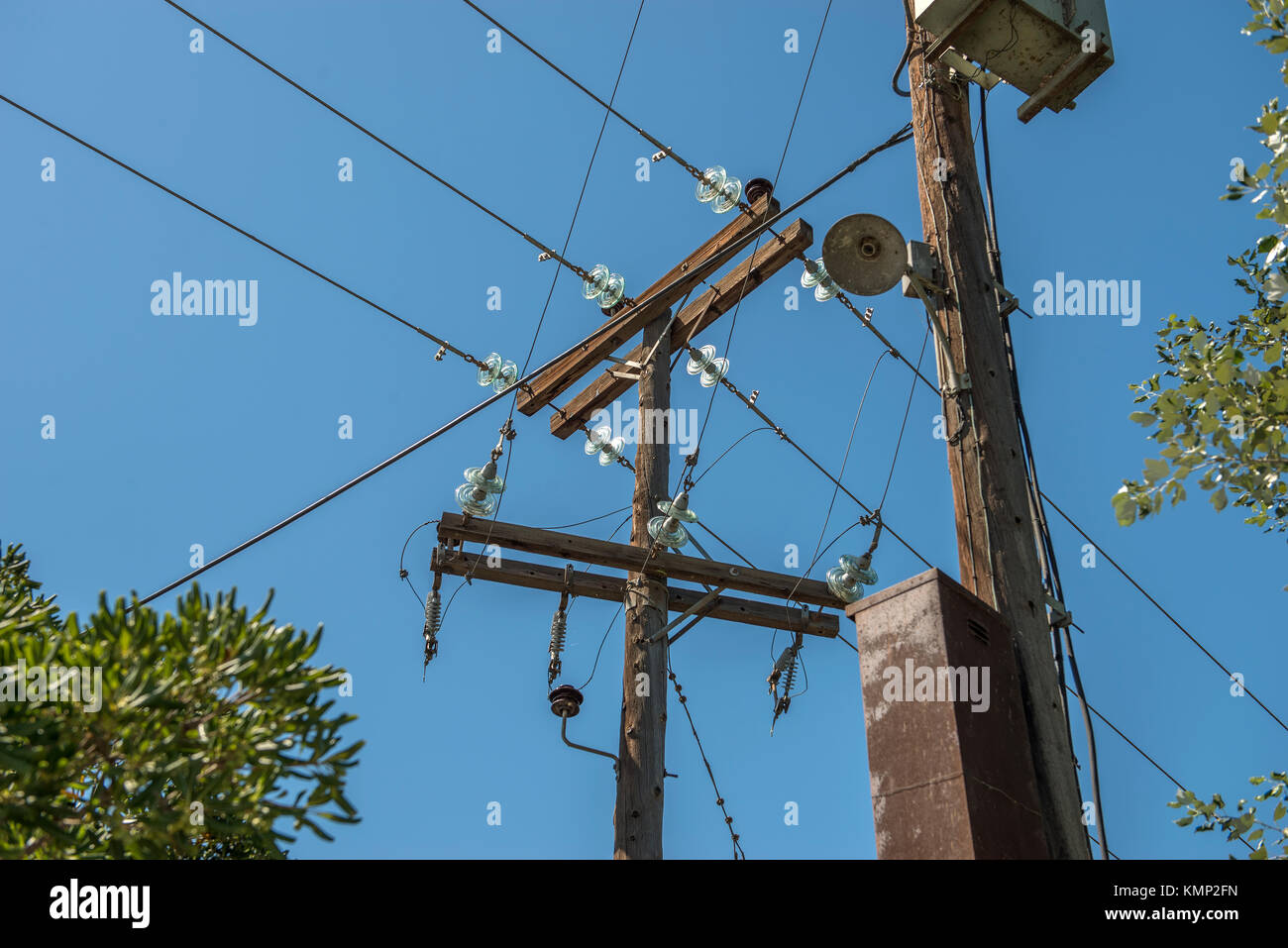 Alte Kabel Spalten auf blauen Himmel Hintergrund Stockfoto