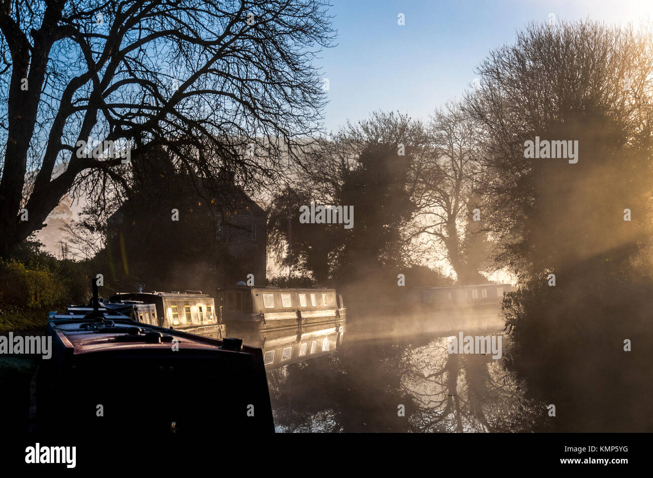 Misty am frühen Morgen auf Kennet und Avon Canal an Bathampton, Somerset, England, Großbritannien Stockfoto