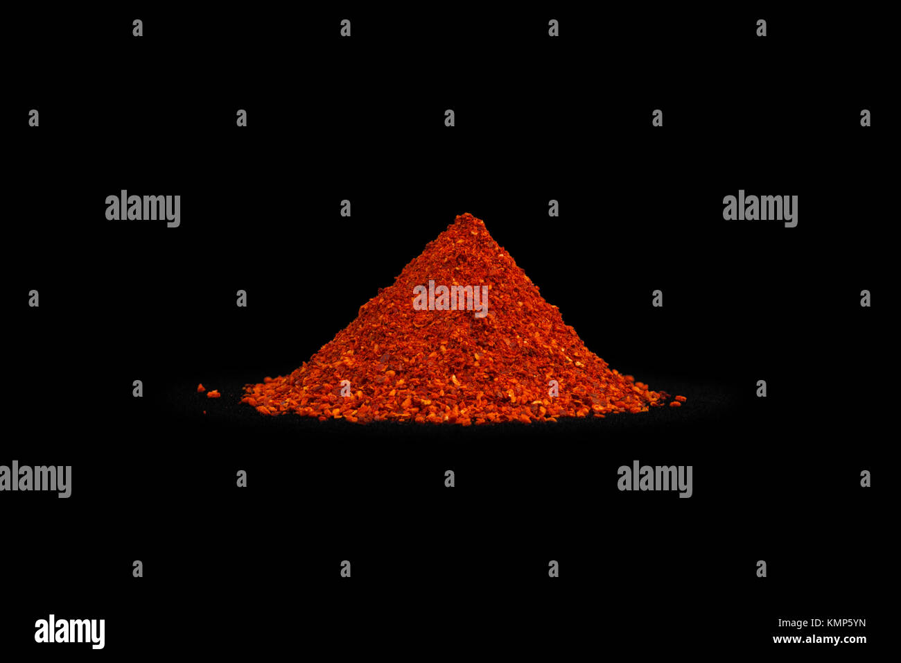 Ein Haufen von Espelette chili Pfeffer (Capsicum annuum) fotografiert auf einem schwarzen Hintergrund. Red Chili. Tas de Poudre de Piment d'Espelette. Stockfoto
