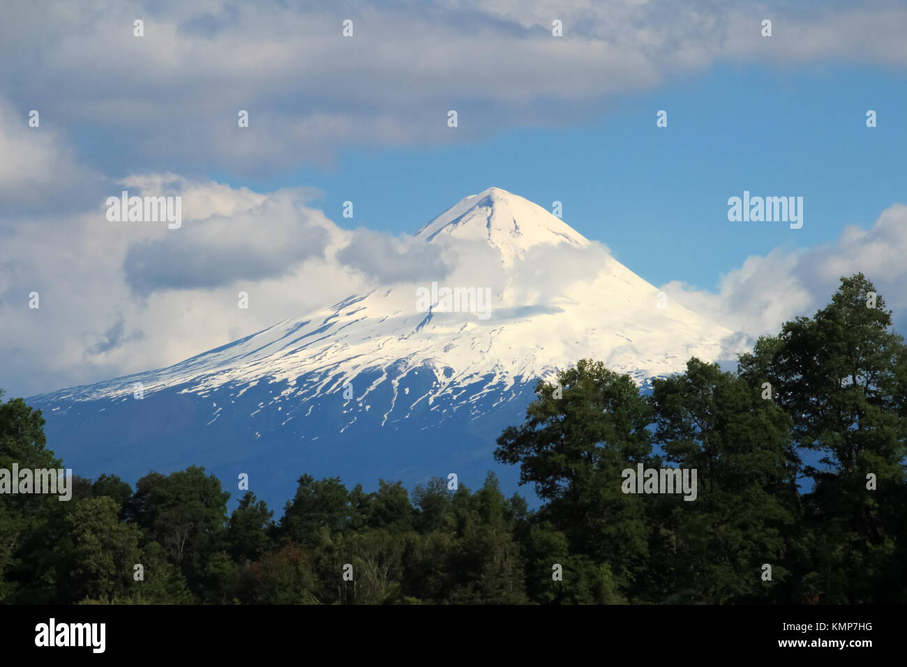 Die schneebedeckten Gipfel des Vulkan Llaima, Nationalpark Conguillio, Chile Stockfoto