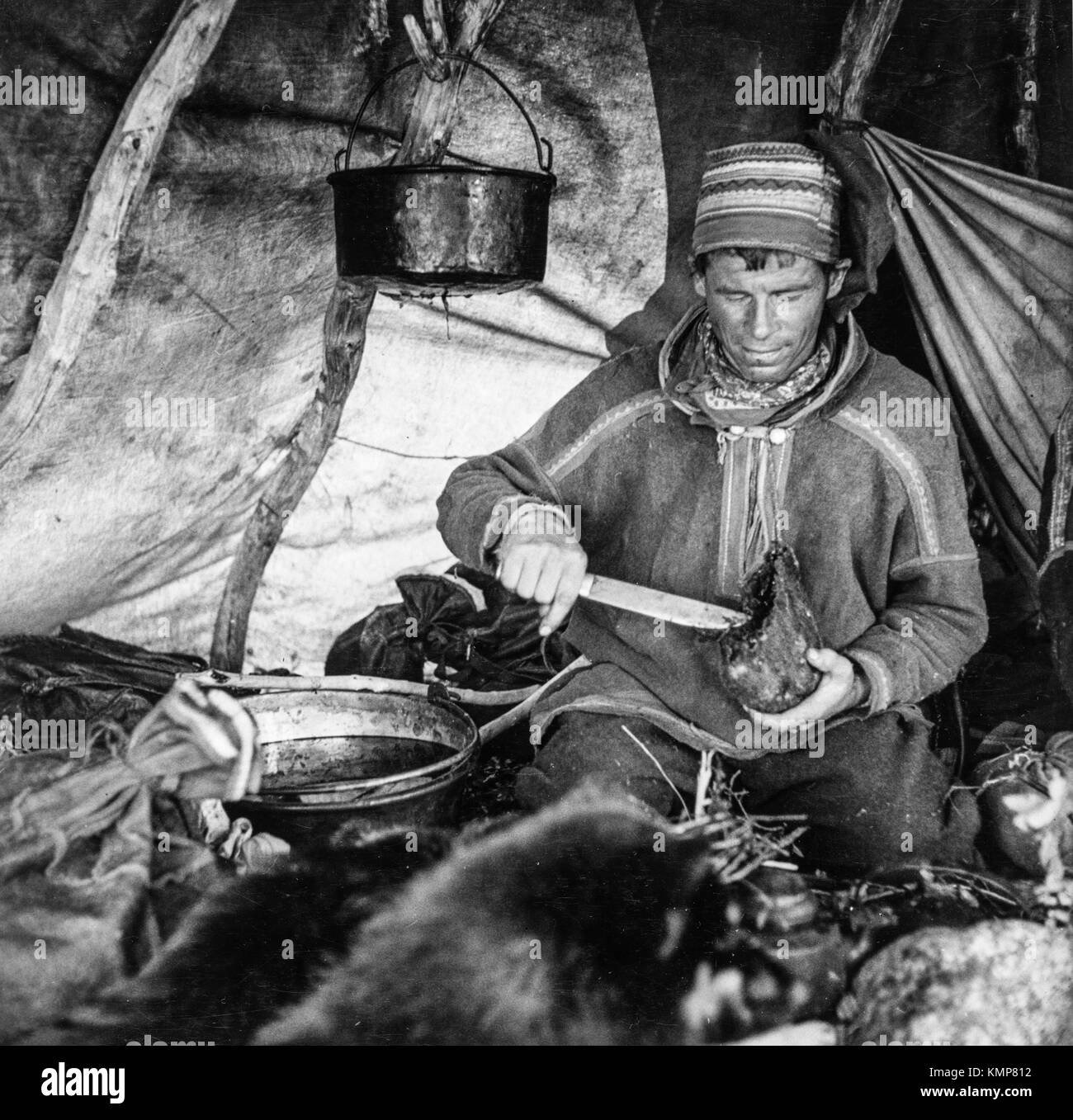 Sami Mann in seiner Hütte, Finnland Stockfoto