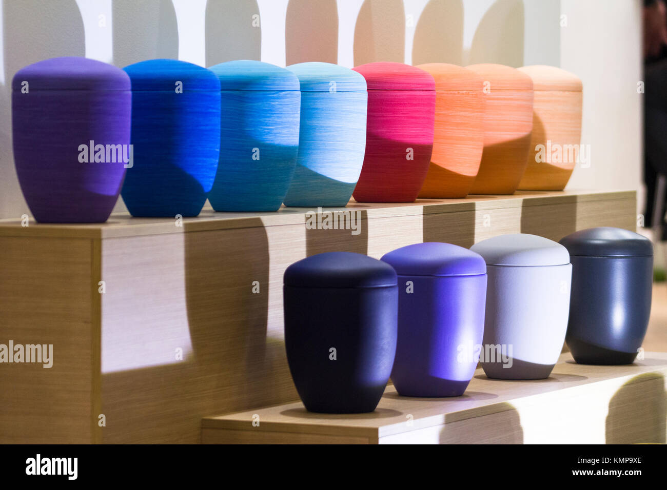 Viele farbige Urnen. Stockfoto