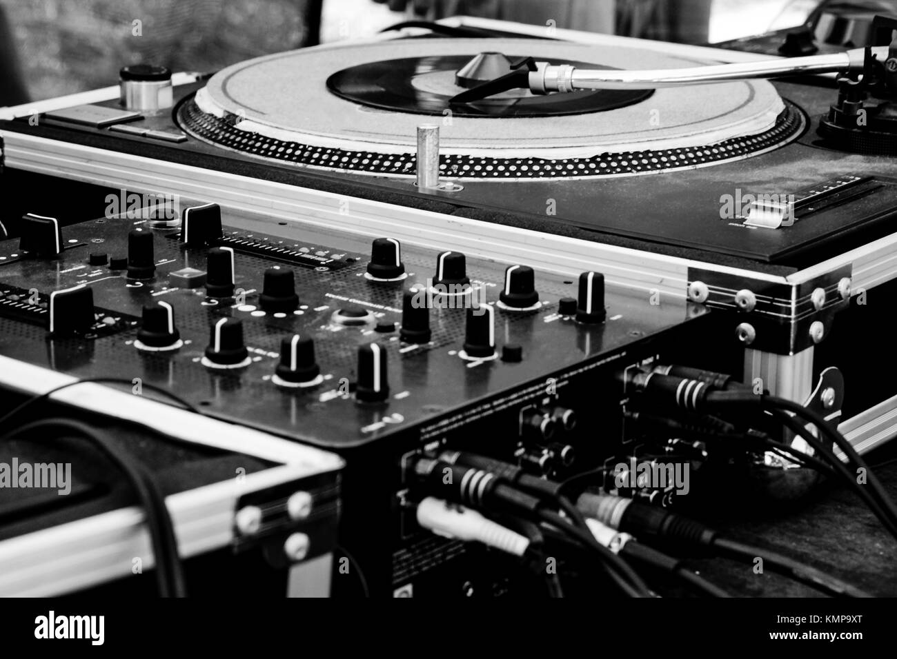 Werkzeuge für den DJ, Platten, Mischer und Schieberegler für Audio. Stockfoto