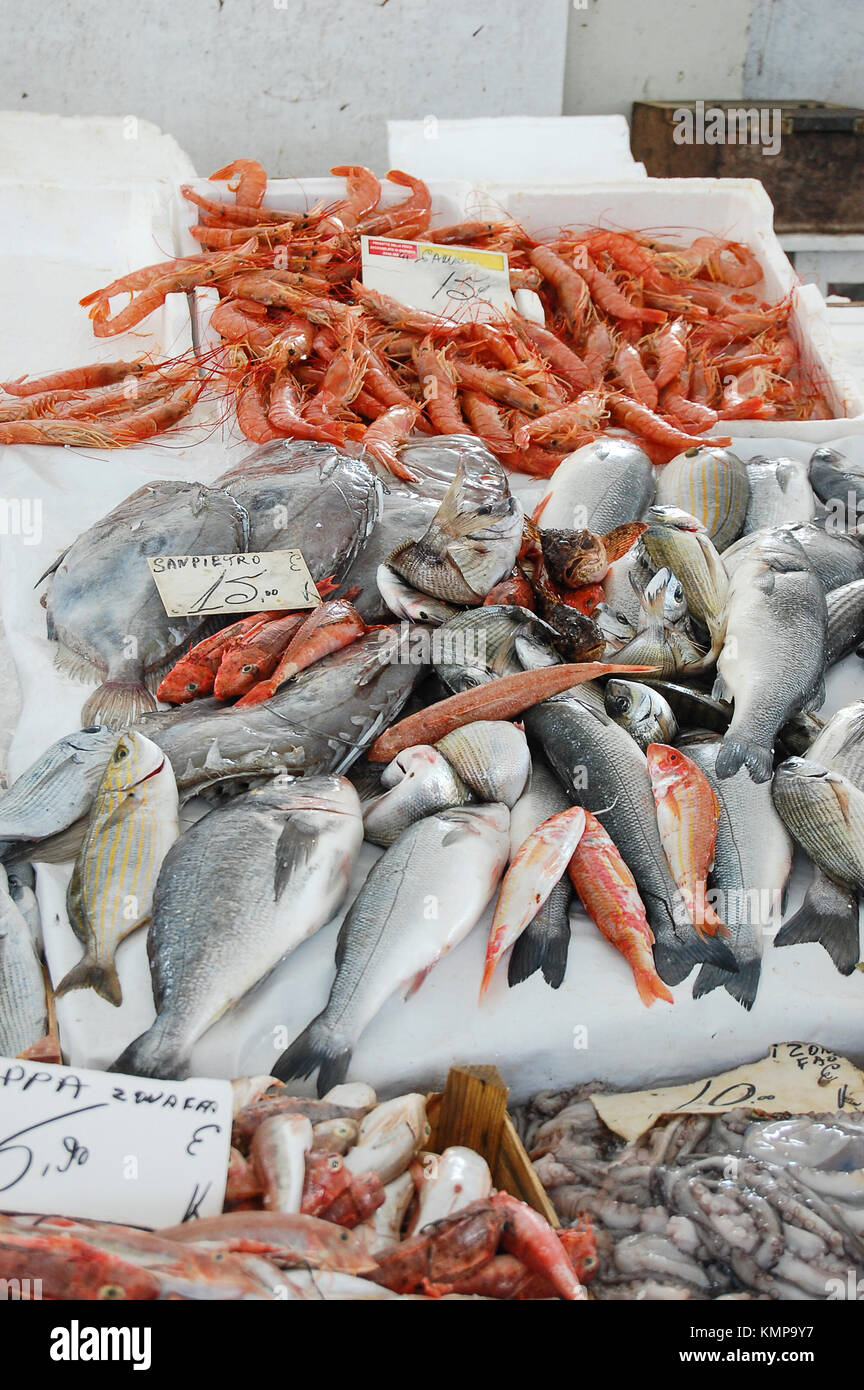 Frische Fische auf dem Display bereit zum Verkauf auf dem Markt der Stadt. Stockfoto