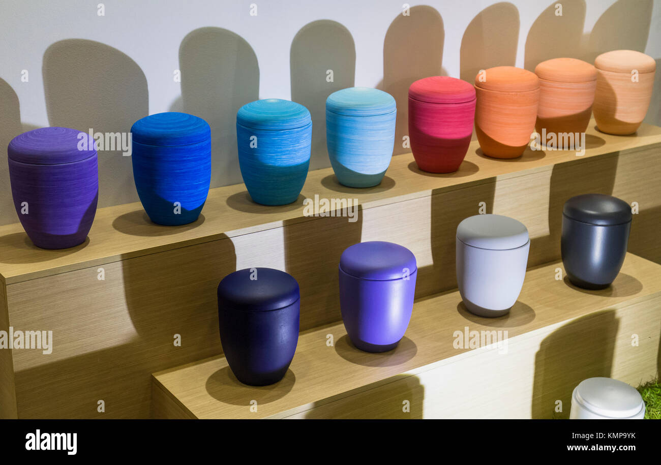 Viele farbige Urnen. Stockfoto