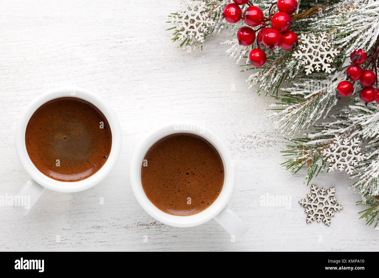 Zwei Tassen Kaffee und tanne Zweig mit Weihnachtsschmuck auf alte, schäbige Hintergrund. Stockfoto