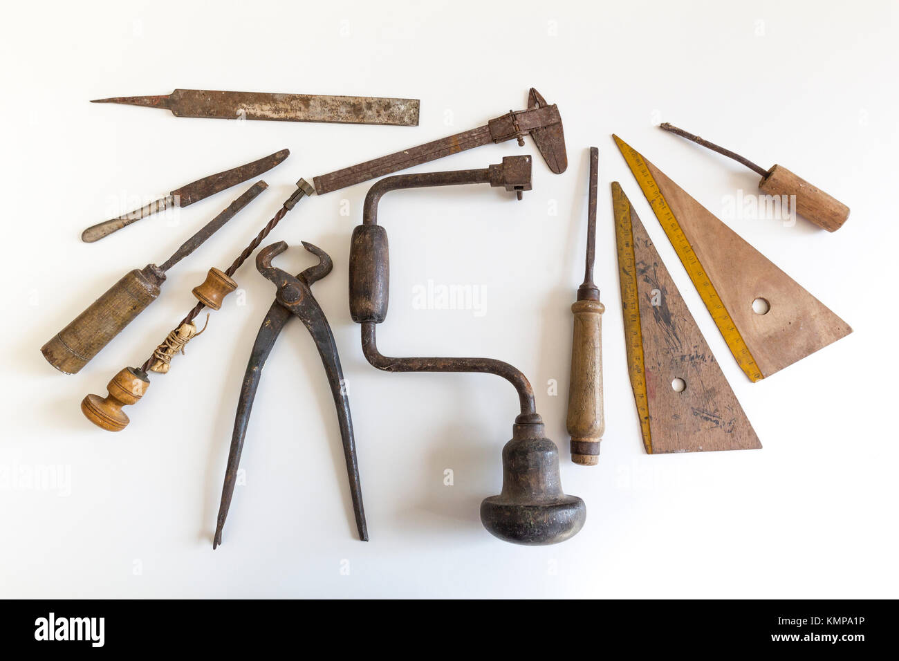 Alte Werkzeuge für Handwerk von 1900, auf einem weißen Hintergrund. Stockfoto