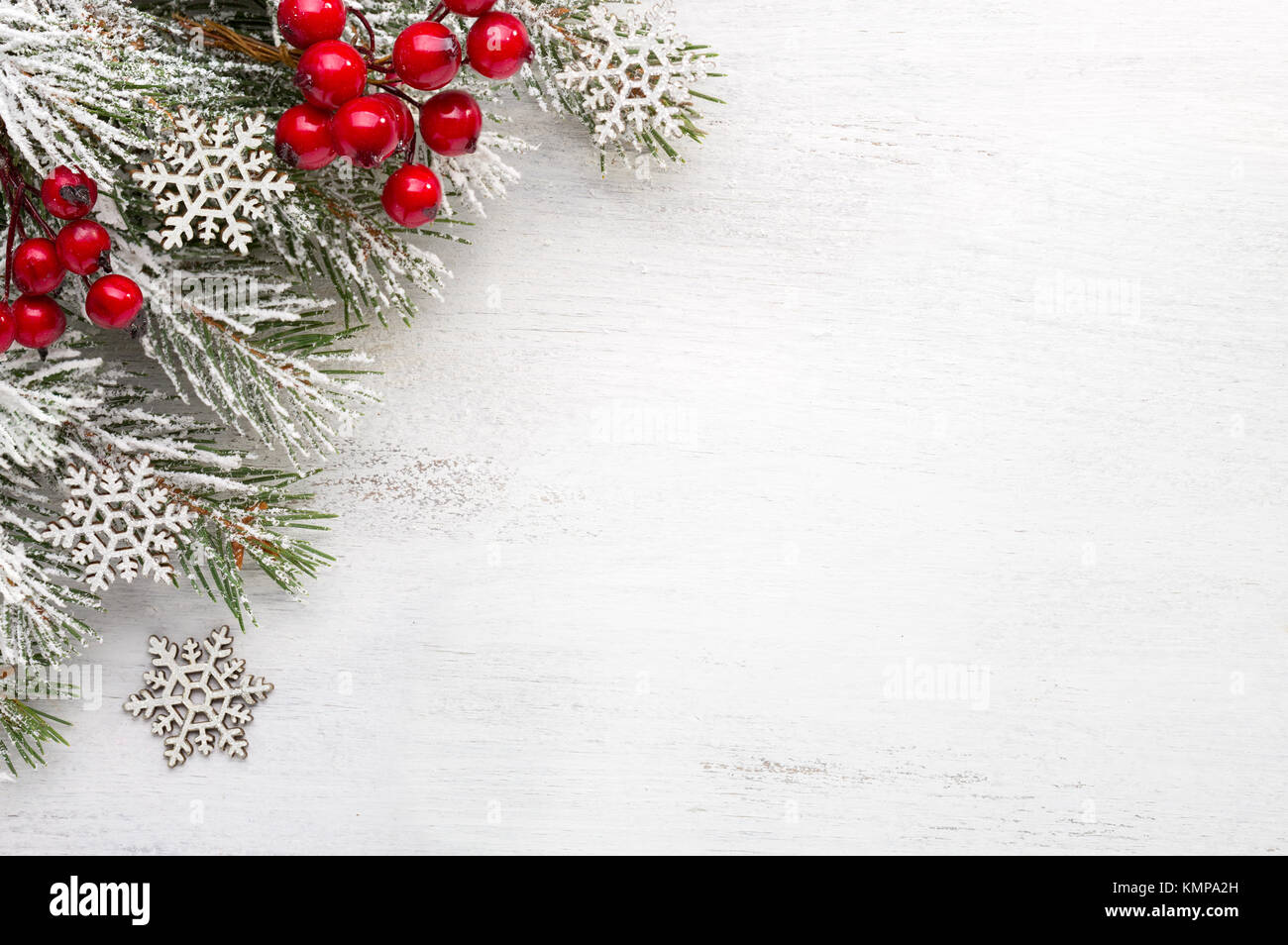 Tanne Zweig mit Weihnachtsschmuck auf alte, schäbige Hintergrund mit Platz für Text kopieren Stockfoto