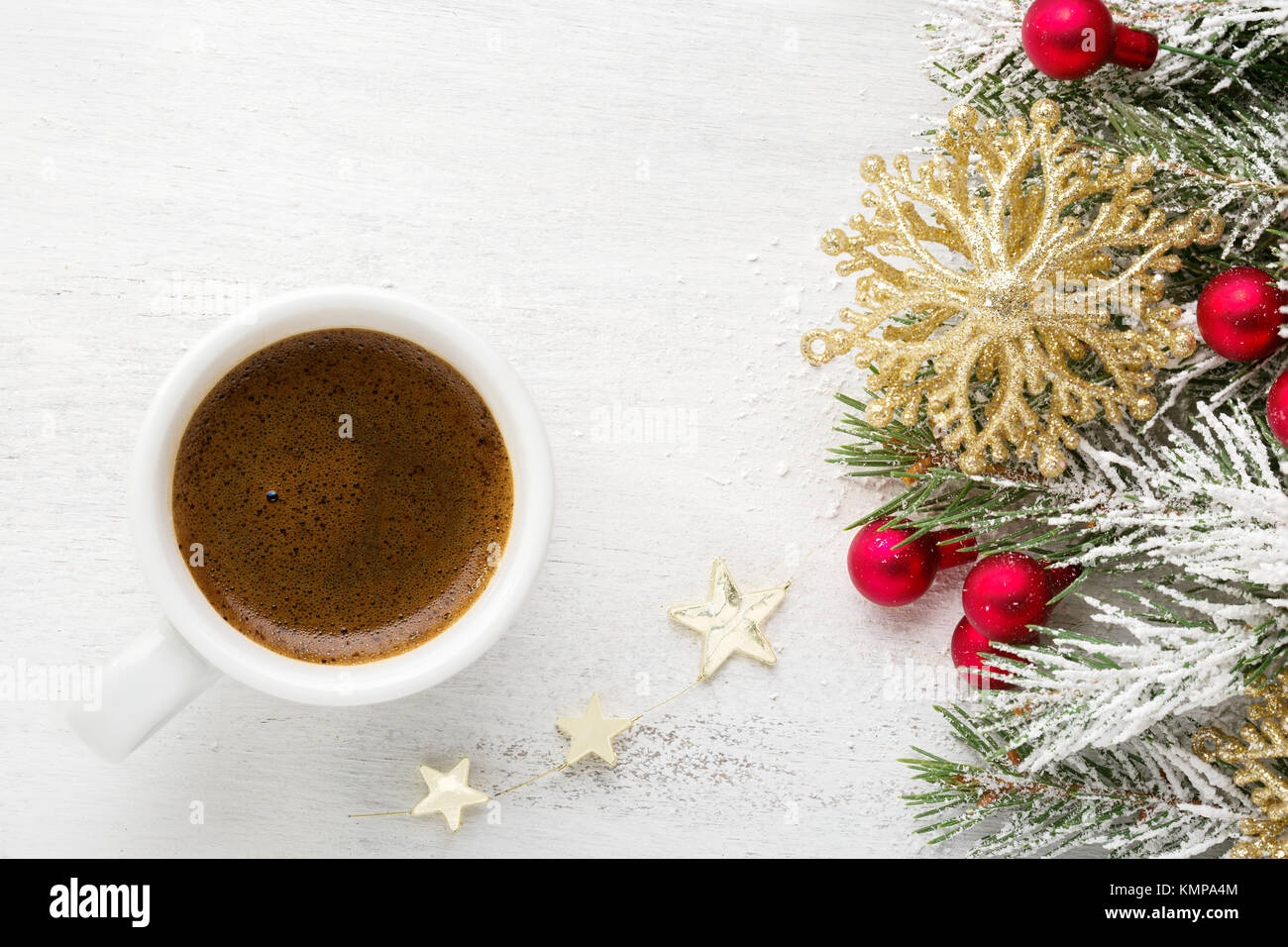 Tasse Kaffee und tanne Zweig mit Weihnachtsschmuck auf alte, schäbige Hintergrund. Stockfoto