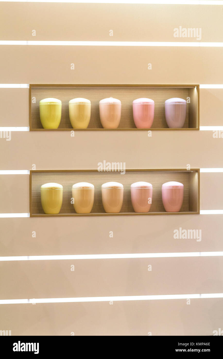 Viele farbige Urnen. Stockfoto