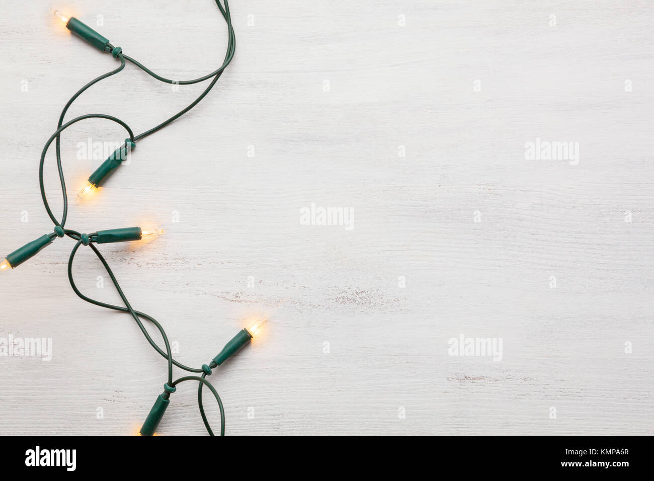 Weihnachten Girlande Lichter auf alte, schäbige Hintergrund. Stockfoto
