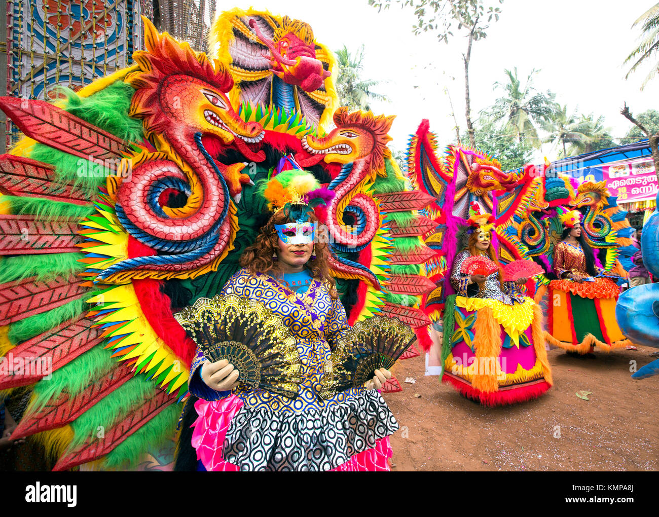Schöne LGBT artist in bunten Karneval Kostüme in einem Fest Feier, thrissur, Kerala, Indien, Gay, Lesbian, indische gay Stockfoto