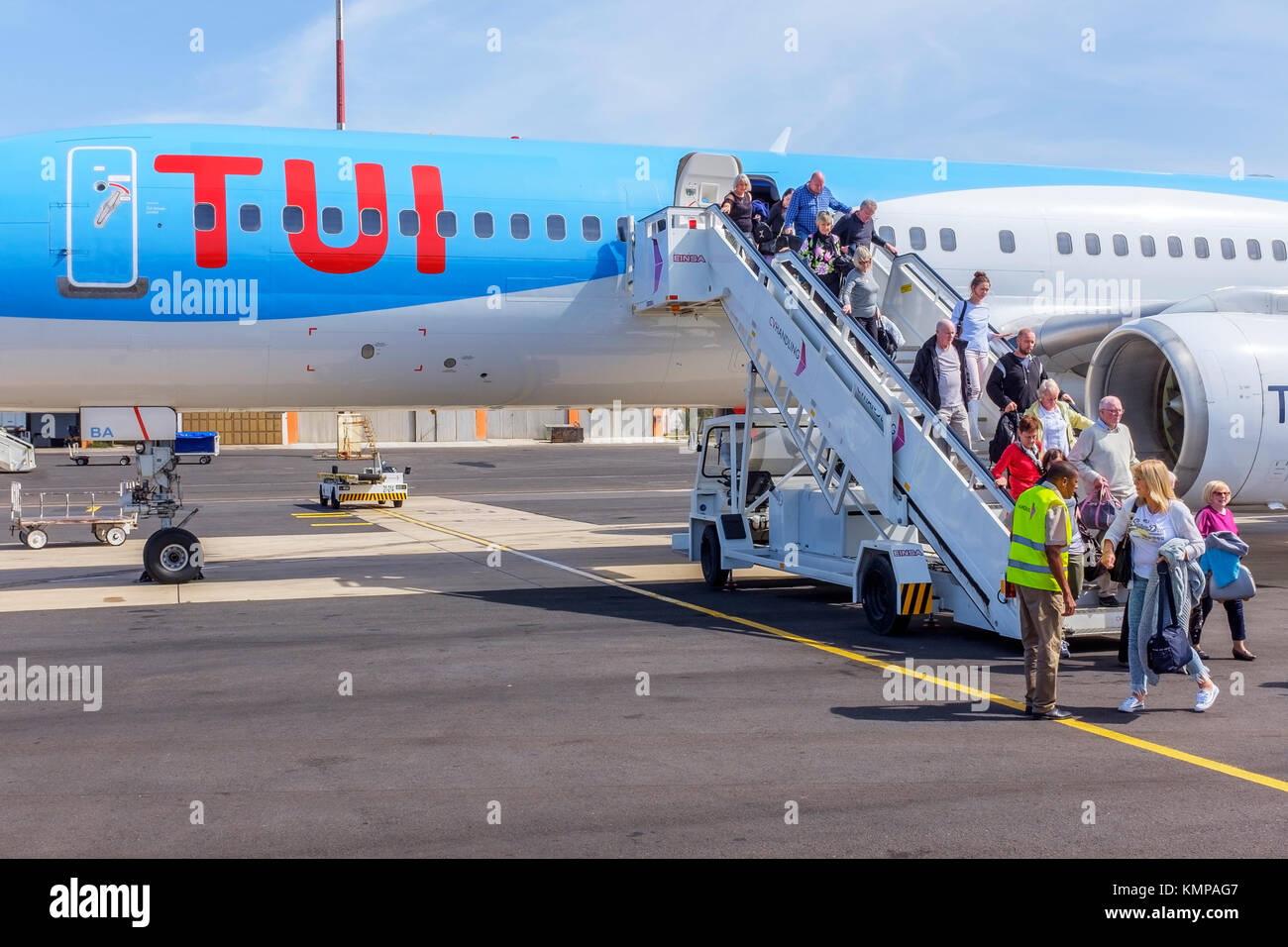 Britische Touristen aussteigen aus einer TUI Travel Company Boeing 757 200 Jet an Amilar Cabral International Airport, Kap Verde, Afrika Stockfoto