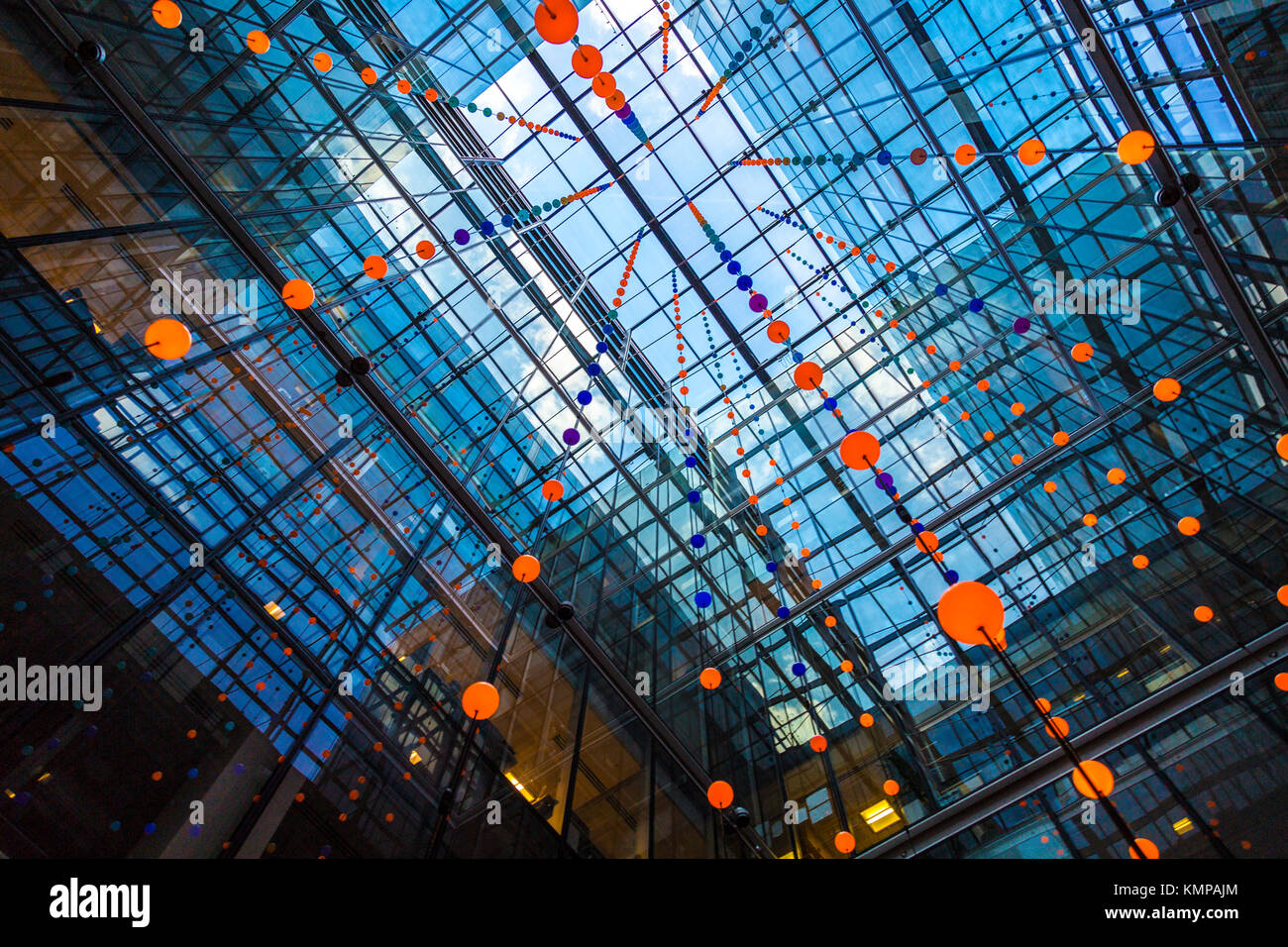 Leuchtende Kugeln in einem Atrium in einem Bürogebäude ausgesetzt ist, 'Pixel Cloud" Installation von Daniel Hirchmann (Ein Bischöfe Square, London. UK) Stockfoto