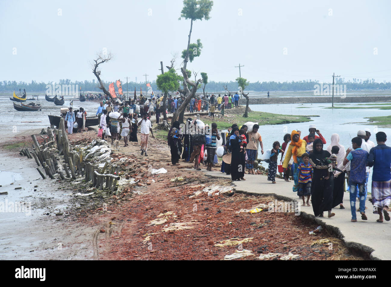 Hunderte von Rohingya in Bangladesch Grenze überqueren, als sie von Buchidong in Myanmar fliehen nach Überquerung der Nuf Fluss Shah Porir Dwip Insel ne Stockfoto