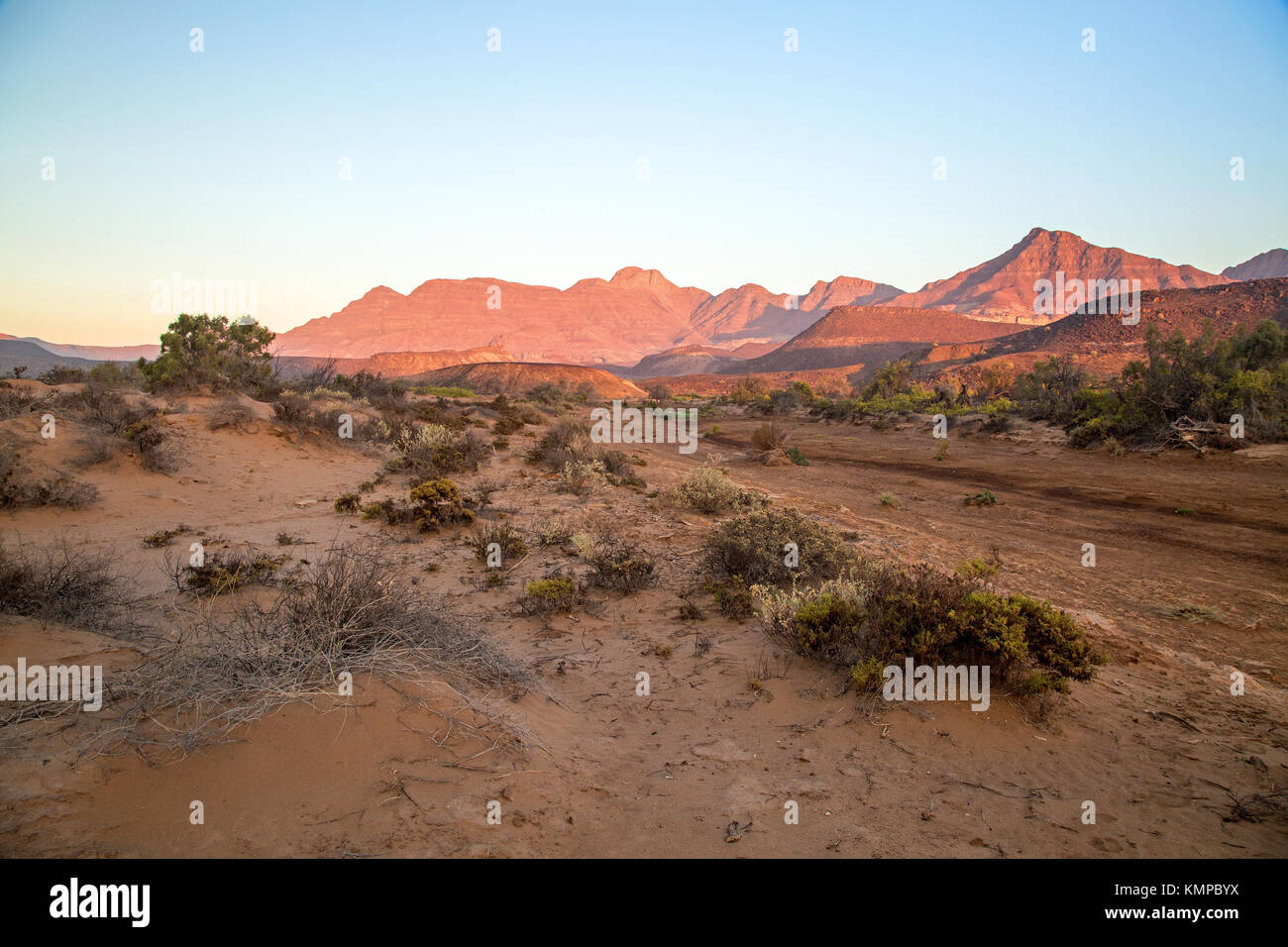 Landschaft mit roten Sonnenaufgang im damaraland Namibia Stockfoto