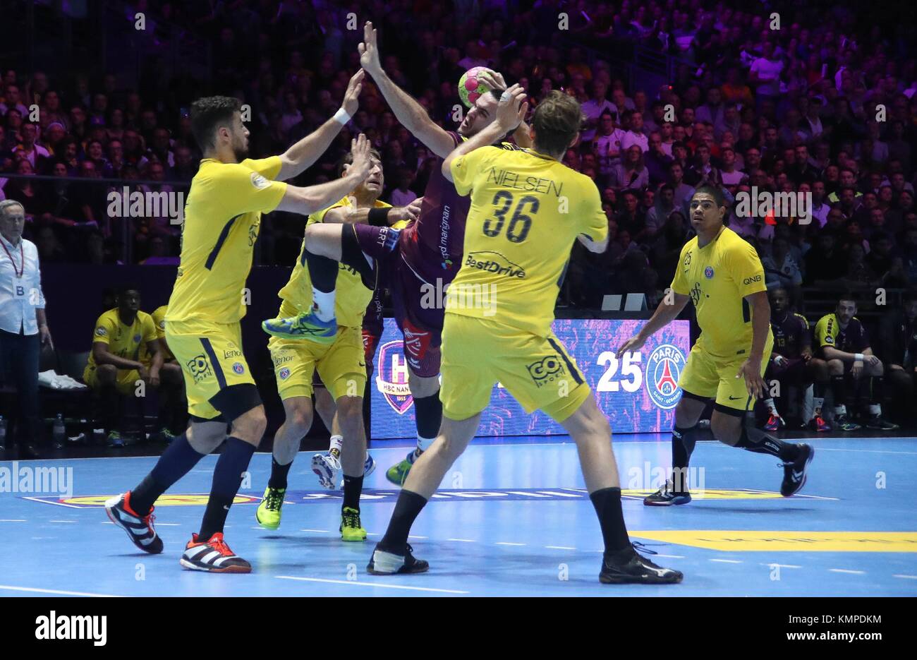 Nantes, Frankreich. Dezember 2017. Nedim Remili, Uwe Gensheimer, Daniel Narcisse, Jesper Nielsen (Paris Saint Germain) und Romain Lagarde (HBC Nantes) im Einsatz während des Handballspiels der Lidl StarLigue zwischen HBC Nantes und Paris Saint-Germain am 7. Dezember 2017 in Halle XXL in Nantes, Frankreich - Foto Laurent Lairys/DPPI Credit: Laurent Lairys/Agence Locevaphotos/Alamy Live News Stockfoto