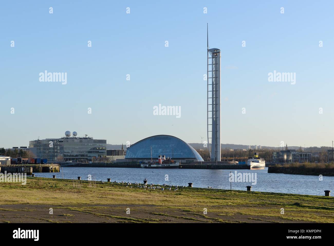 Glasgow, Schottland, Großbritannien. 8 Dez, 2017. Hoher Druck über Glasgow gab klare sonnige Himmel aber Temperaturen knapp über dem Gefrierpunkt in der nördliche Wind im Science Center und den Fluss Clyde. Stockfoto