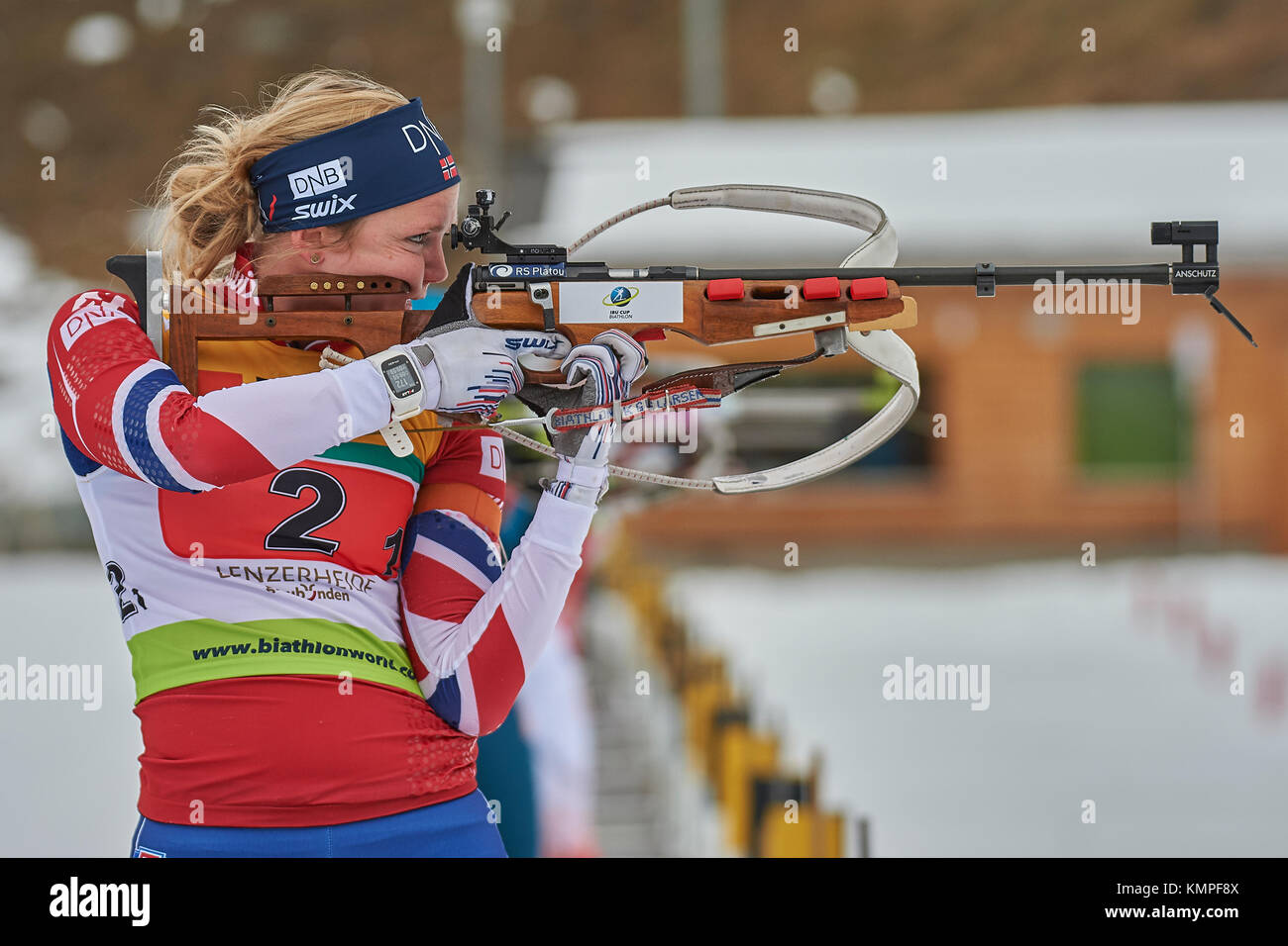 Lenzerheide, Schweiz. Dezember 2017. BRUN-LIE Thekla (NOR) Shooting beim IBU Biathlon Cup Single Mixed Relay in Lenzerheide. Quelle: Cronos/Alamy Live News Stockfoto