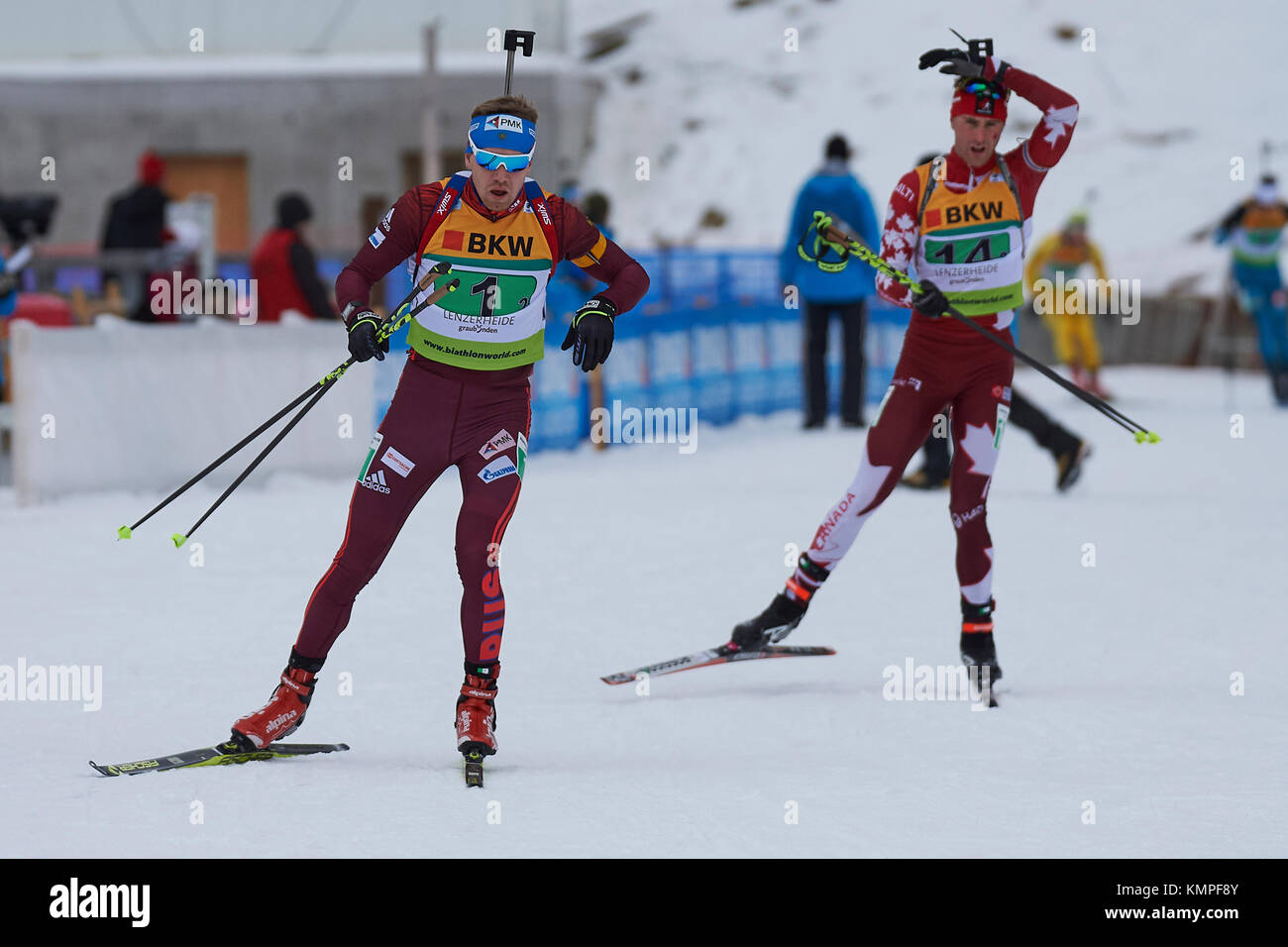 Lenzerheide, Schweiz. Dezember 2017. VOLKOV Alexey (RUS) betritt den Schießstand während des IBU Biathlon Cup Single Mixed Relay in Lenzerheide. Quelle: Cronos/Alamy Live News Stockfoto