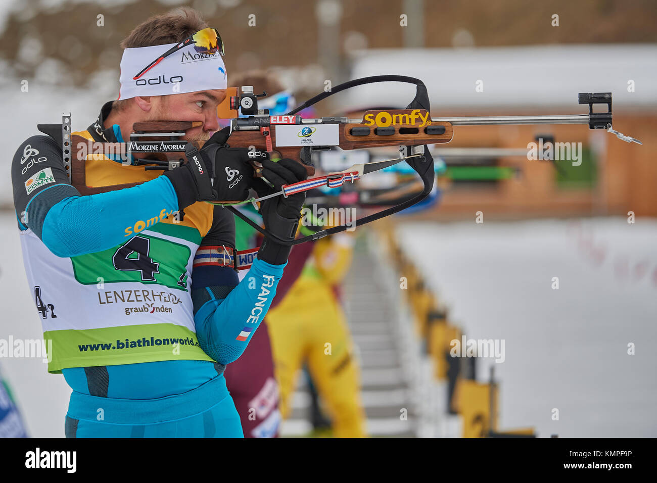 Lenzerheide, Schweiz. Dezember 2017. GUIGONNAT Antonin (FRA) während des IBU Biathlon Cup Single Mixed Relay in Lenzerheide. Quelle: Cronos/Alamy Live News Stockfoto