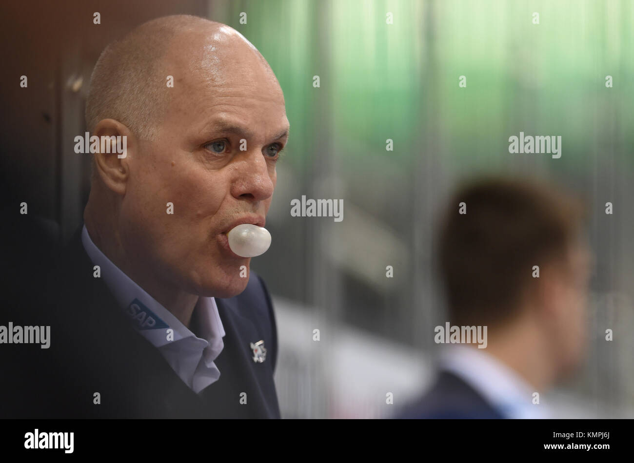 Ingolstadt, Deutschland. Dezember 2017. Mannheimer Trainer Bill Stewart schaut Kaugummi beim DEL-Eishockeyspiel zwischen ERC Ingolstadt und Adler Mannheim in der Saturn-Arena in Ingolstadt, Deutschland, 8. Dezember 2017. Darlegung: Andreas Gebert/dpa/Alamy Live News Stockfoto