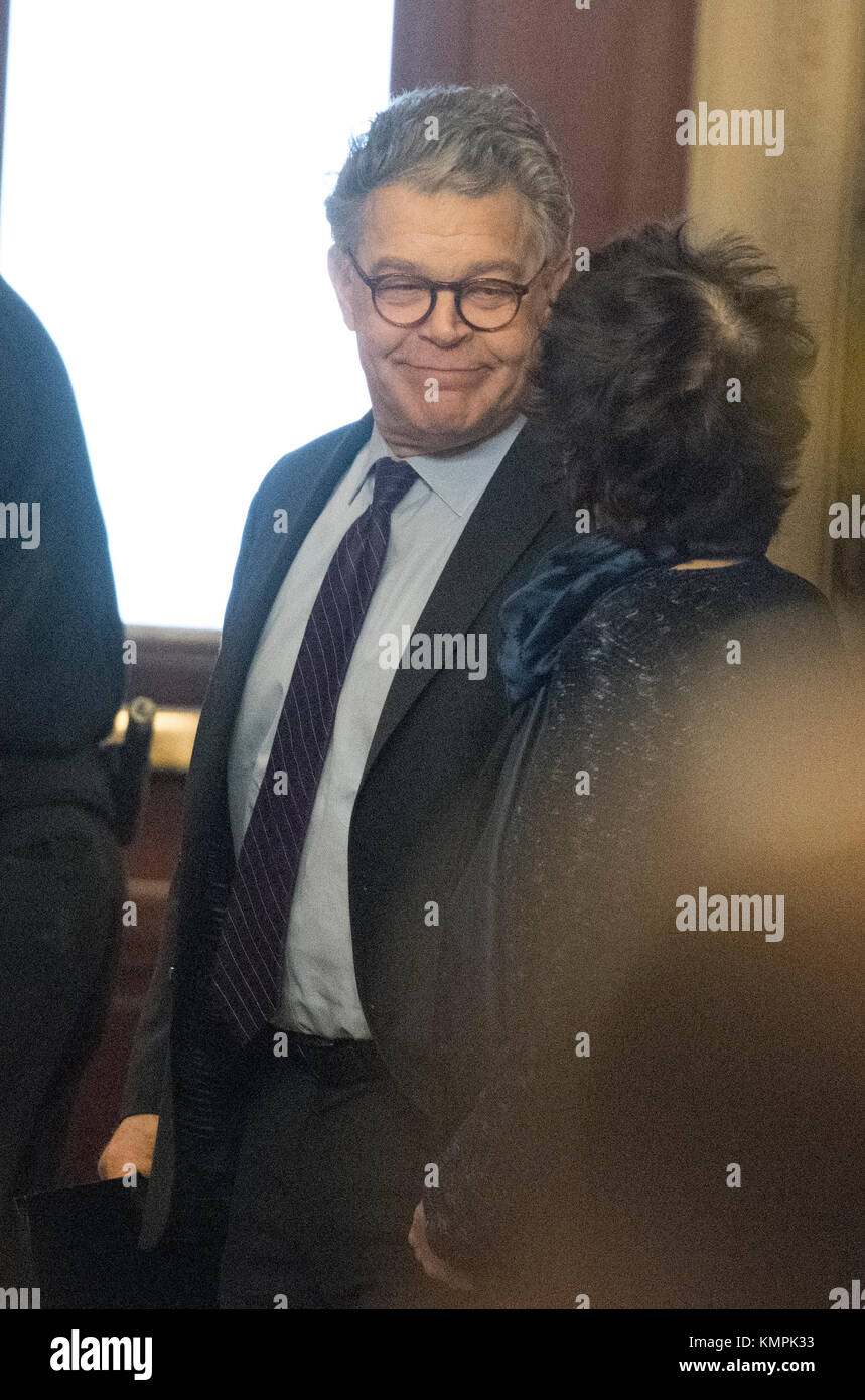 Washington Vereinigte Staaten - Washington Vereinigte Staaten Von Amerika 07 Dez 2017 United States Senator Al Franken Demokrat Von Minnesota Lachelt Seine Frau Franni Im Kapitol In Washington Dc Am Mittwoch 6 Dezember 2017 Quelle Ron Sachscnp Einschrankung Keine New York Oder New Jersey Zeitungen Oder Zeitschriften Innerhalb Eines 75 Meilen Radius Von New York City Foto Per Kreditkarte Newscomalamy Leben Nachrichten Kmpk33